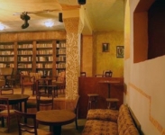 biblioteczka w klubie Grawitacja we Wrocławiu